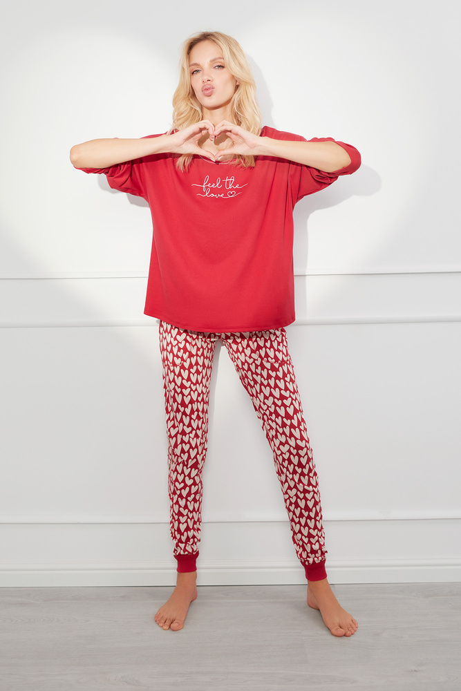 Cum să creezi o seară perfectă de relaxare acasă – de la pijama potrivită la atmosfera care regenerează cu adevărat