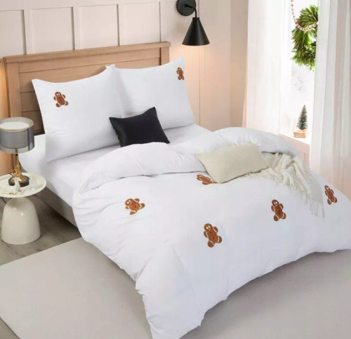 Set de lenjerie de pat din microfibră Cuty Dulce de Crăciun de la Spod Igły i Nitki – alb cu aplicații 3D cu turtă dulce, închidere cu fermoar