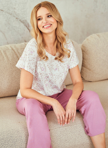 Pijama damă Valentine 3523 – 100% bumbac, tricou cu mânecă scurtă, pantaloni capri în culoare contrastantă