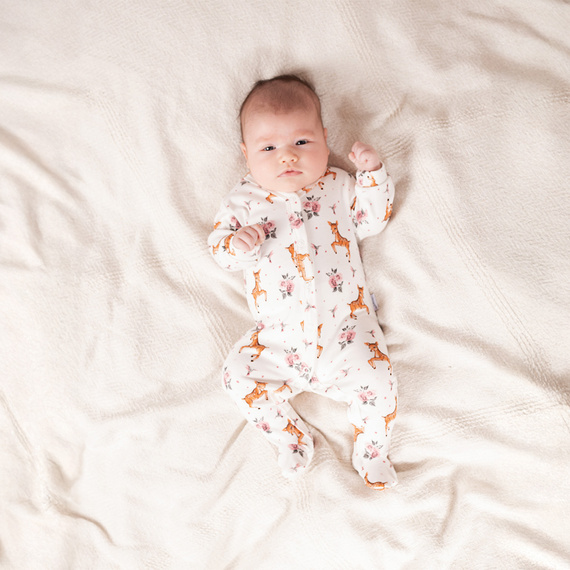 216031 Salopă pentru bebeluși Lala Nicol – bumbac, model cu căprioare și trandafiri