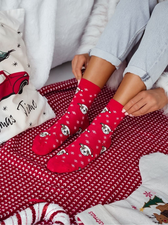 1283-039 Șosete Milena – Șosete de Crăciun pentru femei cu buldogi și fulgi de zăpadă, roșii