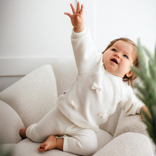 Pulover Fluffy Tails Eevi pentru fete - ecru, cu fundite si mansete