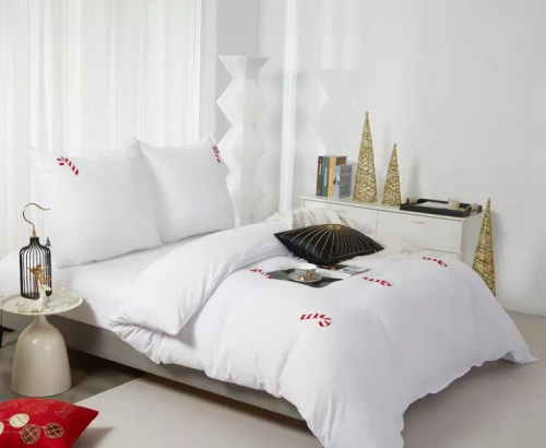 Set de lenjerie de pat din microfibră Cuty Candycanes de Crăciun de la Spod Igły i Nitki – Alb cu aplicații 3D cu acadele, închidere cu fermoar