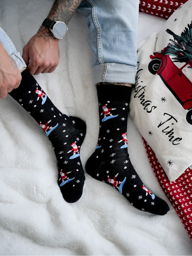 1290-032 Șosete de Crăciun pentru bărbați Milena – Moș Crăciun pe snowboard, negre