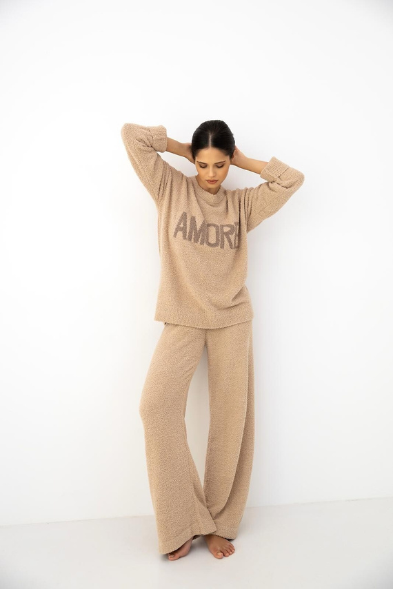 Compleu damă Zerina bej Sensis – material bouclé moale, scris AMORE, pantaloni confortabili