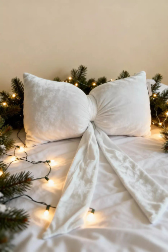 Pernă cu fundă de Crăciun 40x23 de la Spod Igły i Nitki – pernă de catifea albă, certificată Oeko-Tex