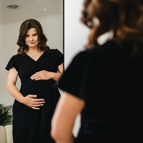 Cămașă de maternitate Linda Eevi, neagră – pentru hrănire, flexibilă, respirabilă, calitate poloneză