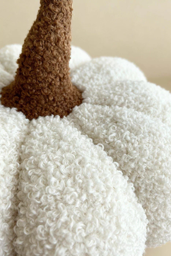 Pernă decorativă cu dovleac bouclé de la Needle and Thread – alb, decorațiune de toamnă și Halloween