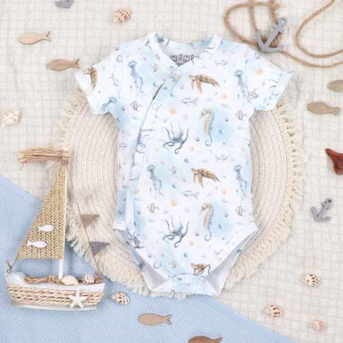 ABN-5443 Body cu mâneci scurte Nini Sea Of Joy – bumbac organic, pentru bebeluși
