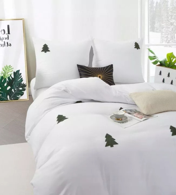 Set de lenjerie de pat din microfibră Cuty Christmas de la Spod Igły i Nitki – alb cu aplicații 3D verzi cu brad de Crăciun, închidere cu fermoar