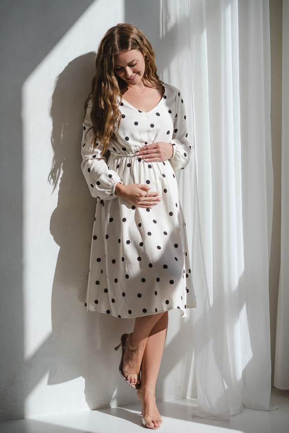 Rochie midi adorabilă Milk&Love crem cu buline – rochie de maternitate și alăptare din in, croială elegantă cu fermoare pentru alăptare