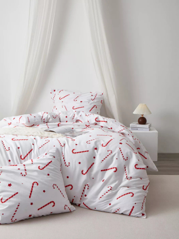 Lenjerie de pat de Crăciun din satin de bumbac Candycanes de la Spod Igły i Nitki, bomboane albe și roșii - elegantă și moale