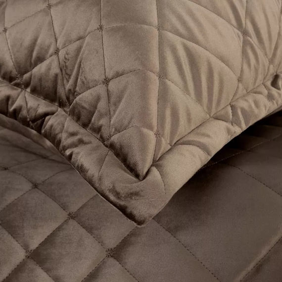 Ria 6 Cuvertura de pat decorativa din catifea Eurodraperii maro