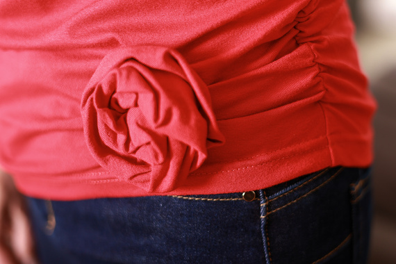 Bluza dama Lily Mirale din vascoza - maneca scurta, trandafir decorativ - rosu