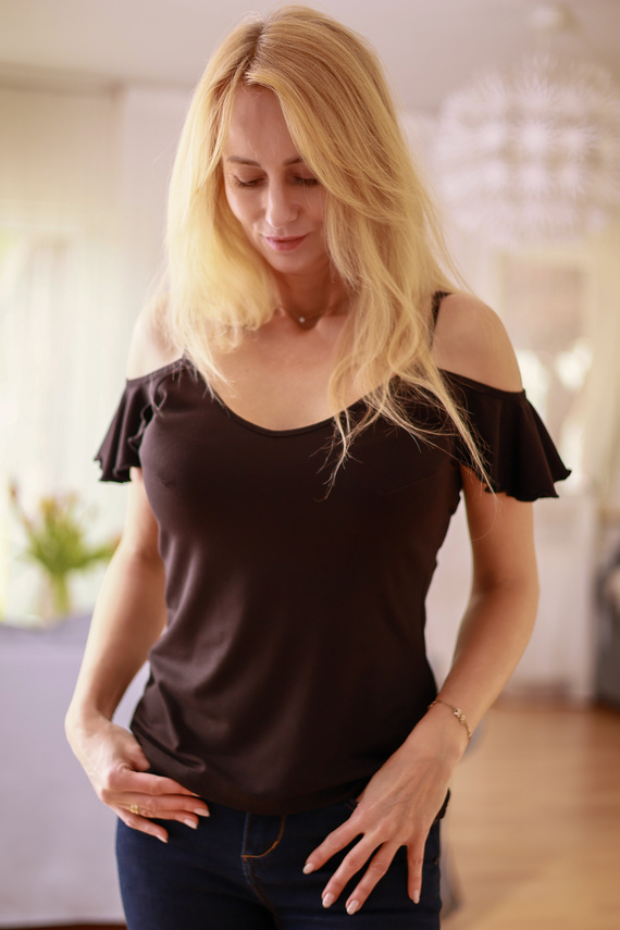 Bluza dama Vera Mirale - umar deschis, volan, vascoza - neagra