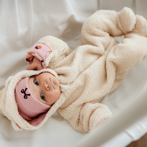 Salopetă Fluffy Tails Eevi pentru bebeluși – piele de oaie, ecru, cu urechi și fermoar