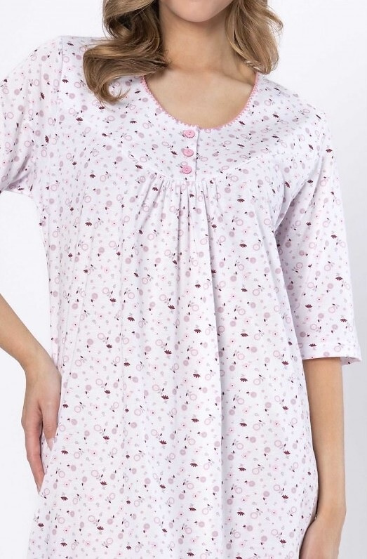 Cămașă de noapte din bumbac Leveza 1638 Dioniza alb și liliac – cu mânecă scurtă, confortabilă și feminină