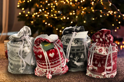 Pătură de Crăciun SACO Burgundy – Moale și călduroasă cu reni și brazi de Crăciun într-o pungă decorativă