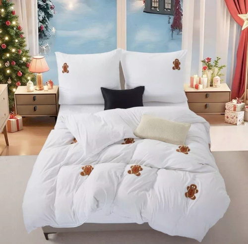 Set de lenjerie de pat din microfibră Cuty Dulce de Crăciun de la Spod Igły i Nitki – alb cu aplicații 3D cu turtă dulce, închidere cu fermoar