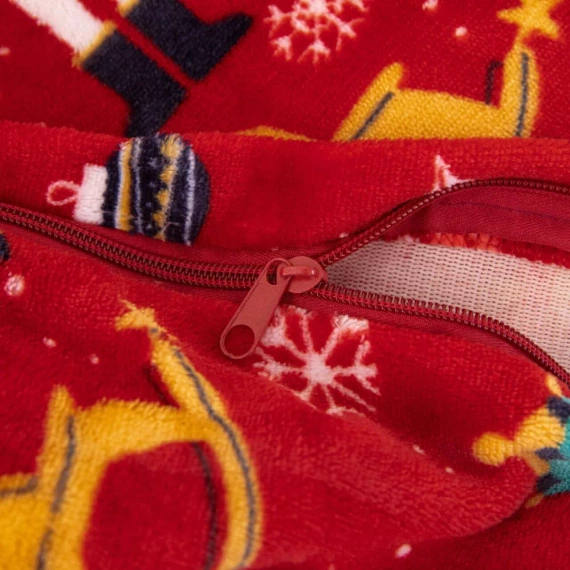 Set de lenjerie de pat cu ursuleț de pluș roșu Merry Cozy Christmas de la From Under the Needle and Thread – microfibră plușată 210 g/m²