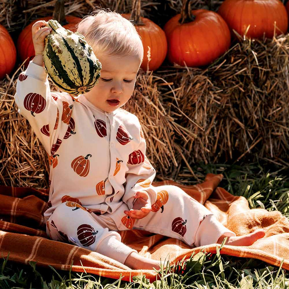 Salopă pentru copii Eevi Halloween – ecru, dovleci, fără picioare, bumbac