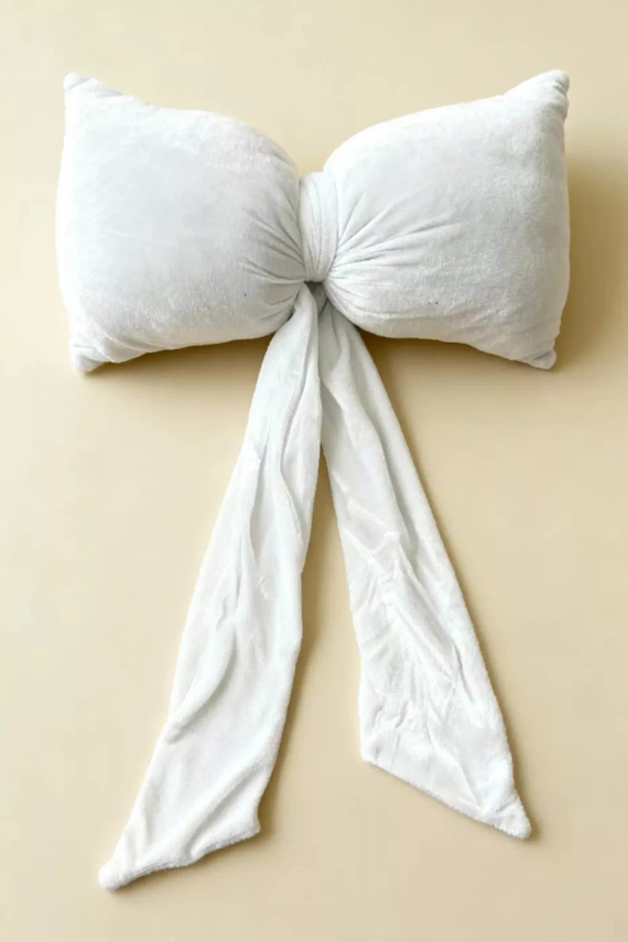 Pernă cu fundă de Crăciun 40x23 de la Spod Igły i Nitki – pernă de catifea albă, certificată Oeko-Tex