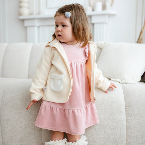 Rochie din catifea Fluffy Tails Eevi – roz, cu volane pe umeri