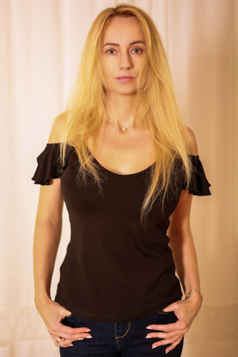 Bluza dama Vera Mirale - umar deschis, volan, vascoza - neagra