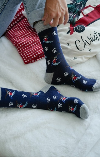 1290-031 Șosete de Crăciun Milena pentru bărbați, bleumarin 03 – Reni pe schiuri, bumbac