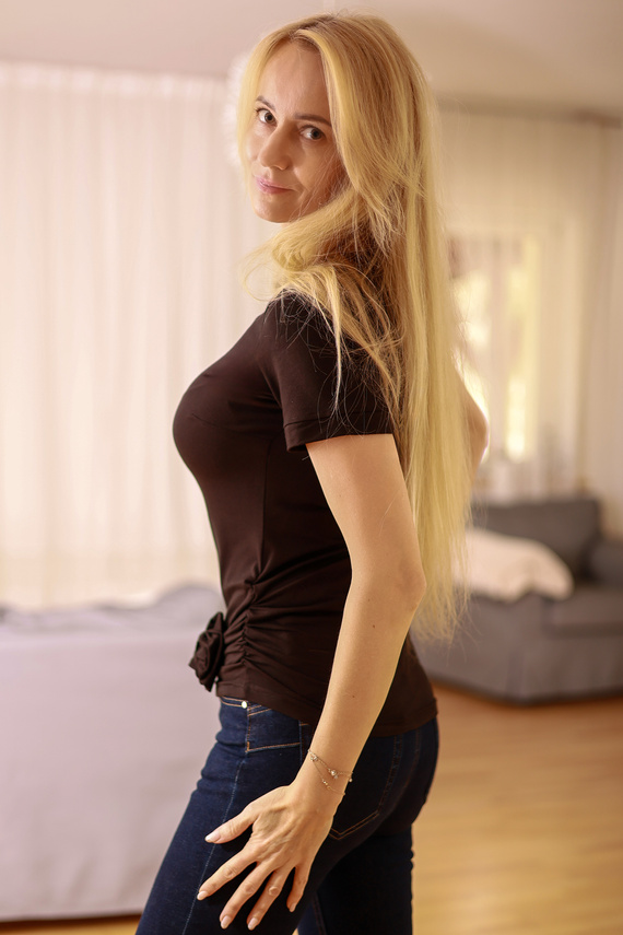 Bluza dama Lily Mirale din vascoza - maneca scurta, trandafir decorativ - negru