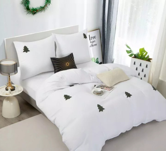 Set de lenjerie de pat din microfibră Cuty Christmas de la Spod Igły i Nitki – alb cu aplicații 3D verzi cu brad de Crăciun, închidere cu fermoar