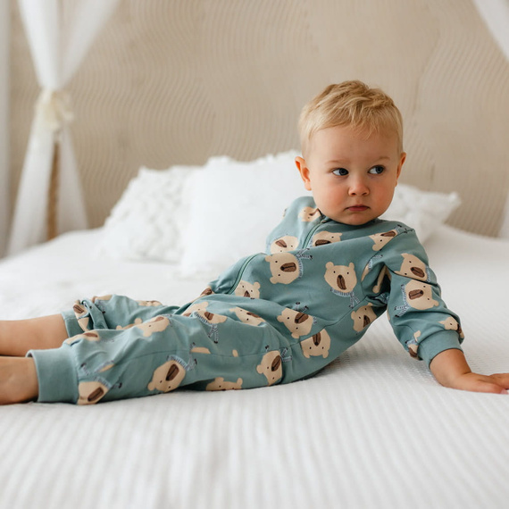 Salopă pentru bebeluși Beary Cool Eevi – Gri salvie, bumbac, fără picioare, fermoar