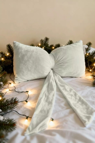 Pernă cu fundă de Crăciun 40x23 de la Spod Igły i Nitki – pernă de catifea crem, certificată Oeko-Tex