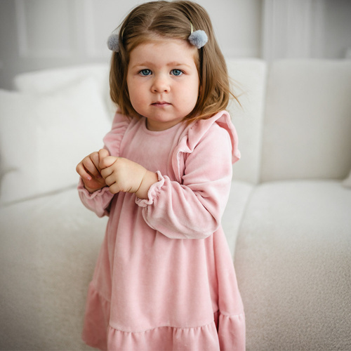 Rochie din catifea Fluffy Tails Eevi – roz, cu volane pe umeri