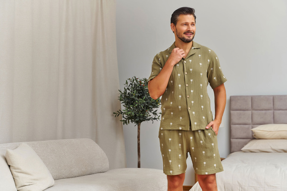 Pijama bărbați Doctor Nap 7417 muselină bumbac – cămașă și șorturi olive