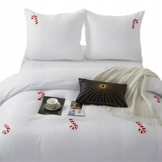 Set de lenjerie de pat din microfibră Cuty Candycanes de Crăciun de la Spod Igły i Nitki – Alb cu aplicații 3D cu acadele, închidere cu fermoar