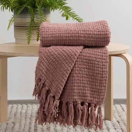 Patura Suzi, cuvertura de pat tesuta cu franjuri, perdele euro, pudra