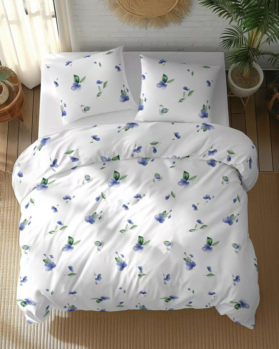 Set de lenjerie de pat 5769 B Cotton Bloom Detexpol din bumbac, alb cu flori albastre și frunze verzi – 100% bumbac, față-verso, producție poloneză