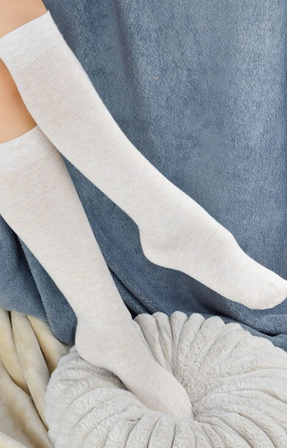 Șosete până la genunchi pentru femei Noviti SB158, bej – confortabile, fine, confecționate din material moale tricotat