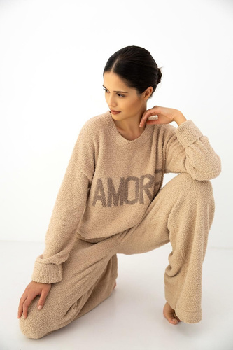 Compleu damă Zerina bej Sensis – material bouclé moale, scris AMORE, pantaloni confortabili