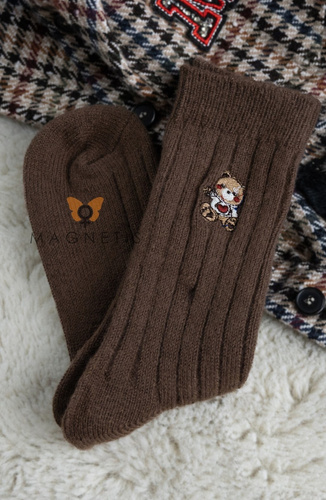 YN5041 Șosete calde pentru femei Magnetis maro - cu nervuri și broderie cu ursuleți de pluș