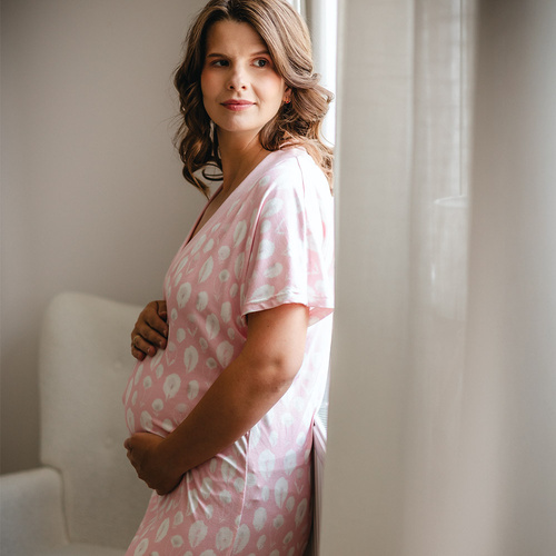 Cămașă de noapte din bambus pentru maternitate și alăptare Emily Eevi – roz