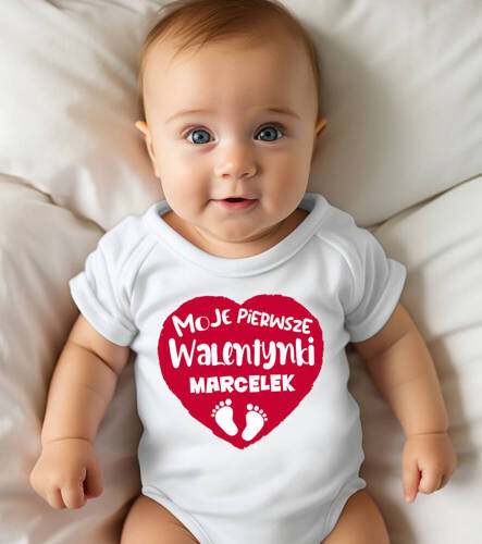 SKU N070 Body cu mânecă scurtă „Primul meu Valentine’s Day + nume” Moocha, alb