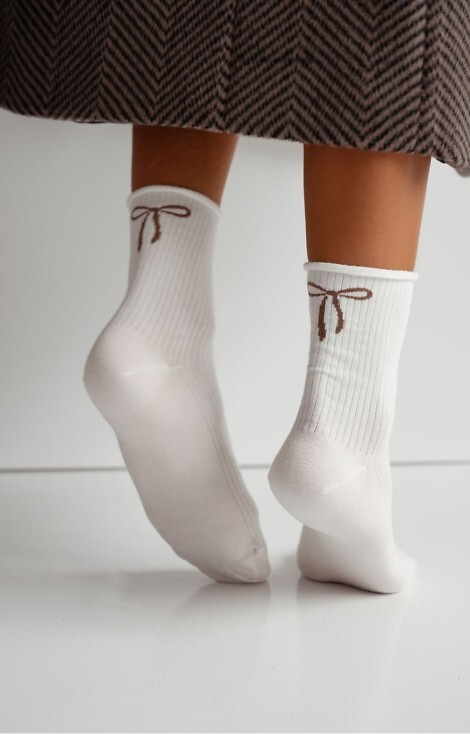 0200-193 Șosete de damă Milena ecru cu fundă - bumbac striat