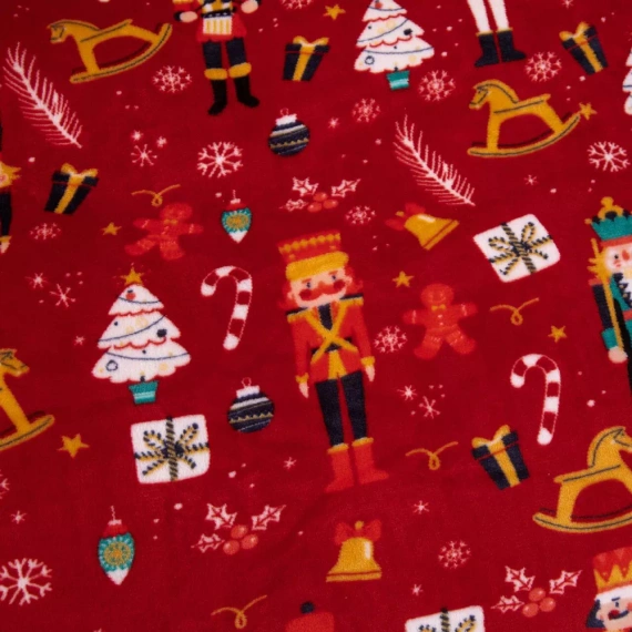 Set de lenjerie de pat cu ursuleț de pluș roșu Merry Cozy Christmas de la From Under the Needle and Thread – microfibră plușată 210 g/m²