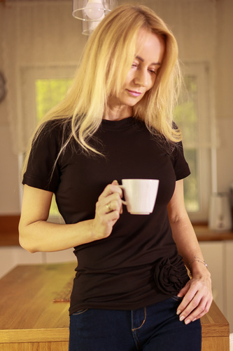 Bluza dama Lily Mirale din vascoza - maneca scurta, trandafir decorativ - negru