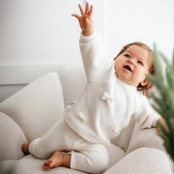 Pulover Fluffy Tails Eevi pentru fete - ecru, cu fundite si mansete