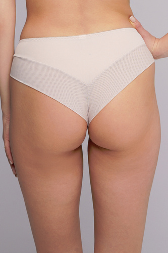 Chiloți Brazilian Ava 2256 beige– microfibră netedă, detalii din dantelă, potrivire confortabilă pentru zi cu zi