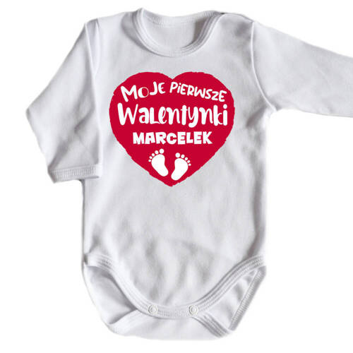 SKU N070 Body cu mânecă lungă Moocha „Primul meu Valentine’s Day + nume” alb