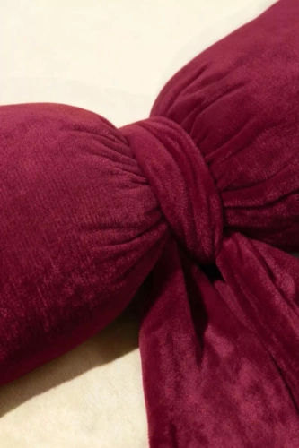 Pernă cu fundiță de Crăciun de la Needle and Thread – pernă din catifea bordo, certificată Oeko-Tex